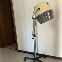Casco parrucchiere vintage su piedistallo