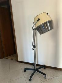 Casco parrucchiere vintage su piedistallo