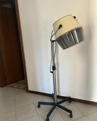 Casco parrucchiere vintage su piedistallo