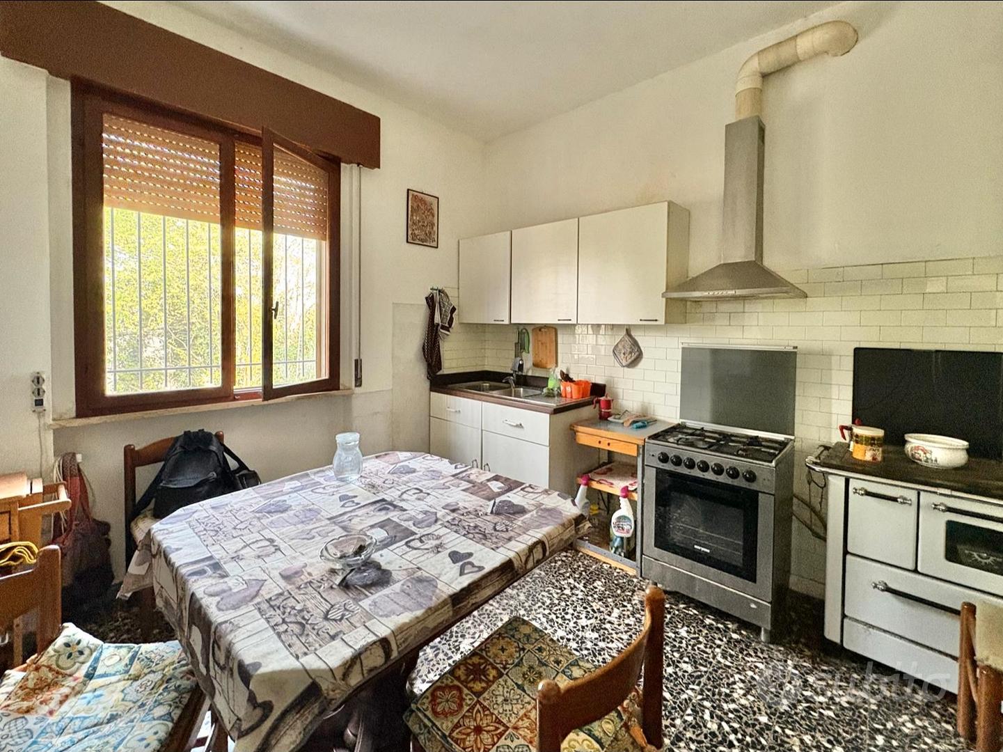 Casale indipendente con 8.000 mq di terreno, stall - Vista 2