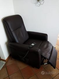 Poltrona reclinabile in simil pelle marrone