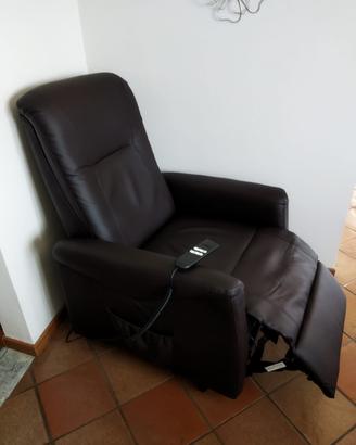 Poltrona reclinabile in simil pelle marrone