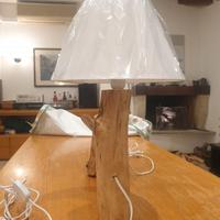 Lampada da tavolo in legno artigianale