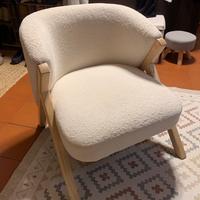 Poltrona scandinava in tessuto bouclè bianco