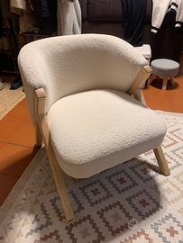 Poltrona scandinava in tessuto bouclè bianco