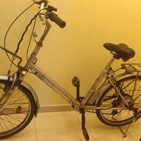 Bicicletta elettrica con acceleratore .