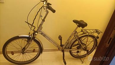 Bicicletta elettrica con acceleratore .