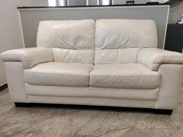 divano in pelle Chateau d'Ax e pouf