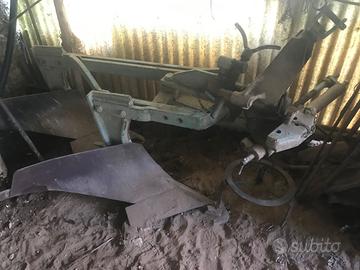 Aratro per trattore cingolato