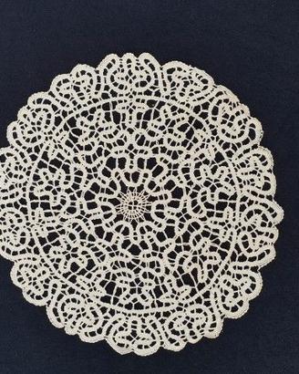 Pizzo al tombolo realizzato a mano diametro 30 cm.