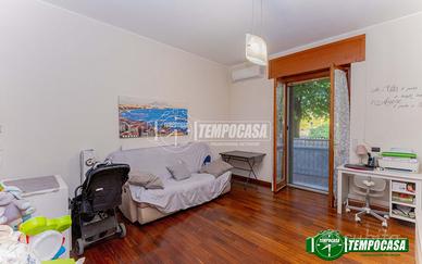2 locali con balcone e cantina.