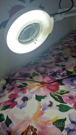 lampada per estetica con lente d'ingrandimento. 