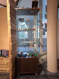 Vetrina espositiva con faretti e mobile in legno