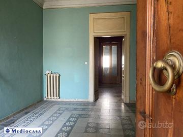 Casa indipendente di 306 m² con più di 5 locali a 