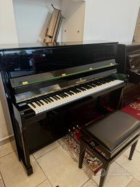 Pianoforte verticale nero perfetto