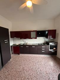 Cucina lineare con frigo e elettrodomestici