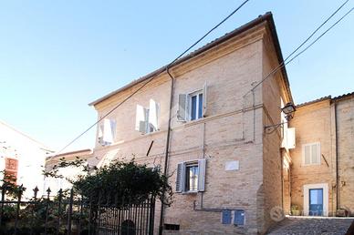 3 LOCALI A FERMO