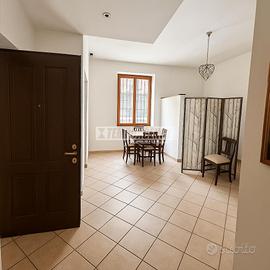 Palazzina con appartamenti, solai, cantina e giard