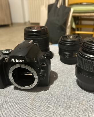 Nikon d40 con 3 obiettivi.