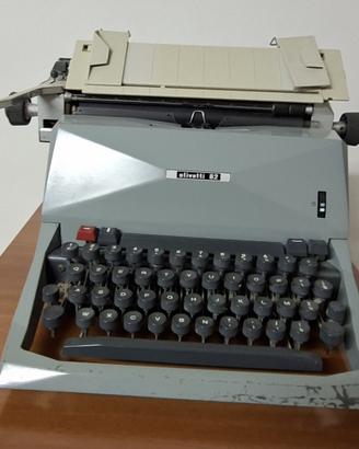 Macchina da scrivere vintage Olivetti Linea 82