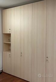 Armadio chiaro multianta legno chiaro