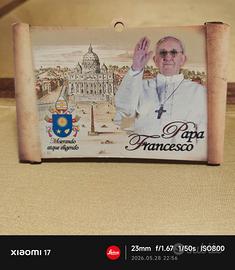 Quadretto souvenir Papa Francesco in legno a forma