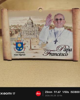 Quadretto souvenir Papa Francesco in legno a forma
