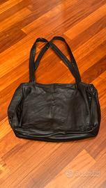 Capiente e morbida borsa nera in vera pelle