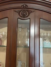 Vetrina interamente in legno