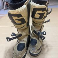 Stivali e casco enduro