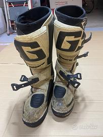 Stivali e casco enduro