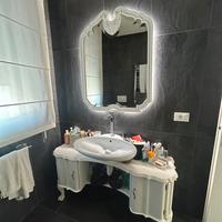 Mobile bagno, lavandino e specchio
