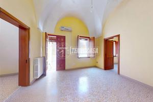 SAN CESARIO: APPARTAMENTO AL PRIMO PIANO CON VOLTE