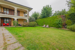 Quadrilocale con ampi locali giardino box e posto