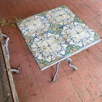 Tavolo con cementine d'epoca