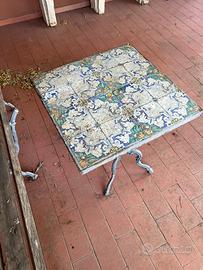 Tavolo con cementine d'epoca