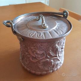 Pentolino in rame sbalzato inizio '900