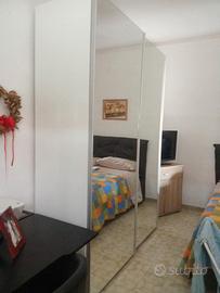 Armadio con due ante scorrevoli specchiate