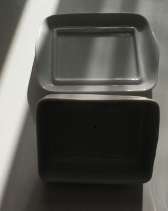 porta burro in ceramica bianca