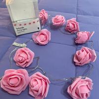 Luci a batteria con rose rosa