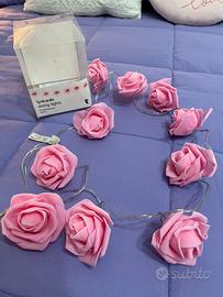 Luci a batteria con rose rosa