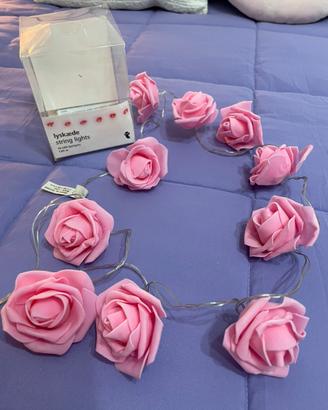 Luci a batteria con rose rosa