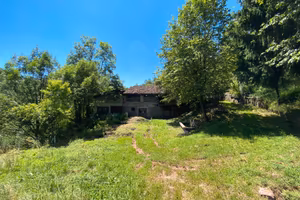 Cascina da ristrutturare con 8 ettari di terreno a