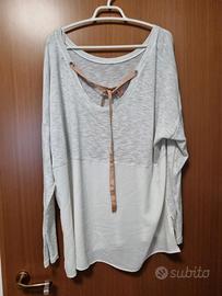 maglia grigia e bianca a maniche lunghe