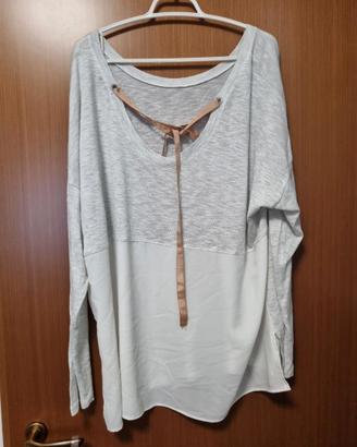 maglia grigia e bianca a maniche lunghe