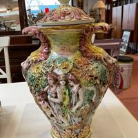 vaso con coperchio in porcellana di Capodimonte