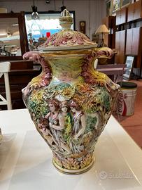 vaso con coperchio in porcellana di Capodimonte