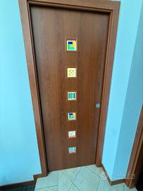 Porta in legno, con vetrini luce (bagno)