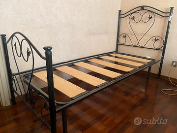 Letto singolo in ferro battuto e rete a doghe