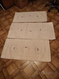 Set tappeti scendiletto in lana con ricami a mano